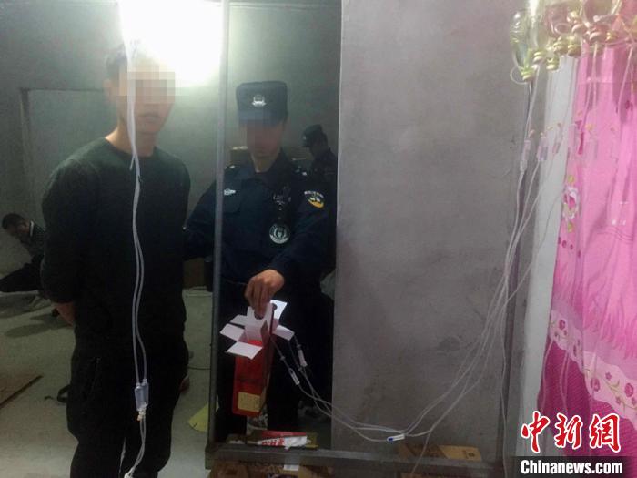 图为警方抓获的犯罪嫌疑人和正在制造的假酒。 黔东南公安 供图