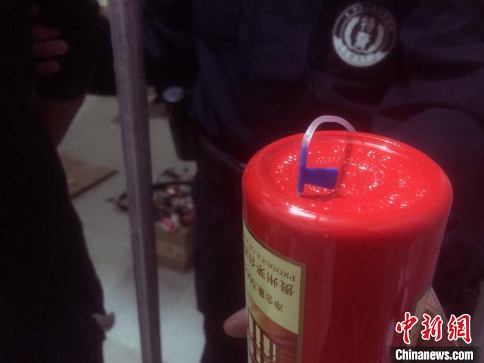 图为警方查获的正在制造的假酒。 黔东南公安 供图