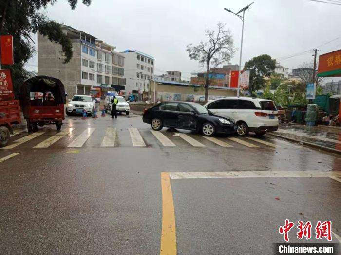 ͼΪ�¹��ֳ�����ɫ�н���֧�ӹ�ͼ