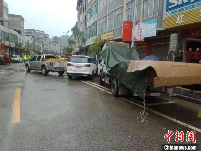 ͼΪ�¹��ֳ�����ɫ�н���֧�ӹ�ͼ