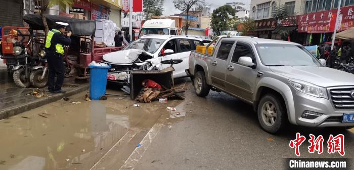 ͼΪ�¹��ֳ�����ɫ�н���֧�ӹ�ͼ