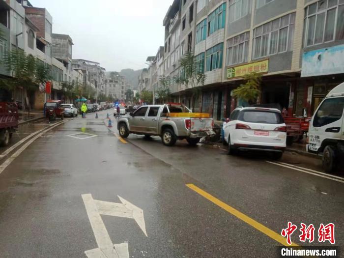 ͼΪ�¹��ֳ�����ɫ�н���֧�ӹ�ͼ