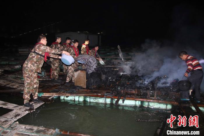 海上渔排突发火灾福州海警紧急驰援