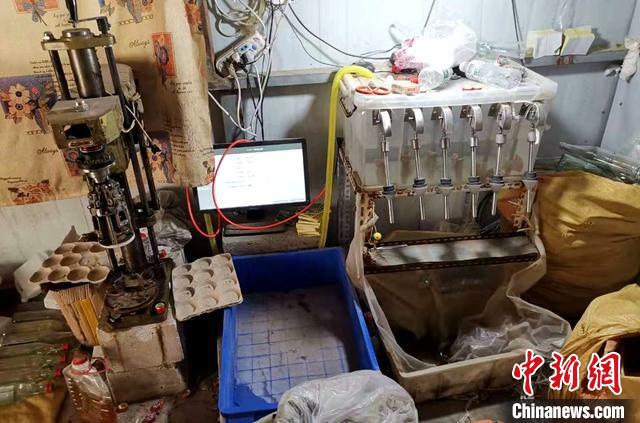 制假酒设备。安吉公安提供