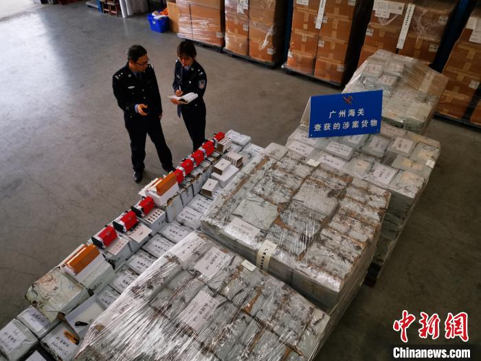 广州海关破获走私手表大案 案值约4亿元 韩建全 摄