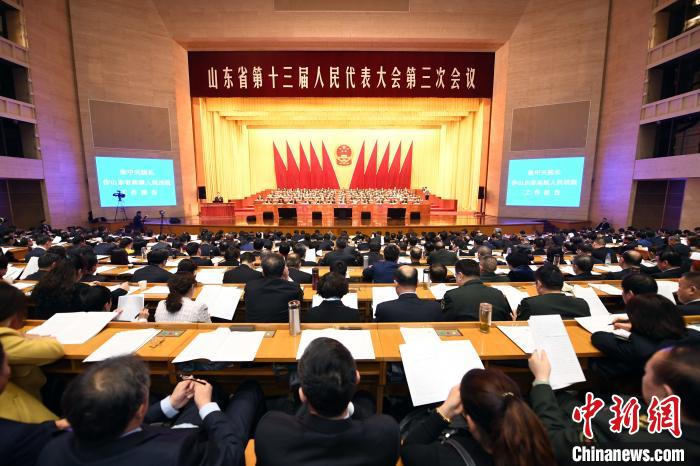 山东各级法院审结一审贪污贿赂、渎职犯罪等案件923件,1236名被告人得到应有惩罚,其中原省部级3人、原厅局级14人、原县处级89人,保持反腐高压态势。 韩国健 摄