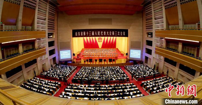 1月20日,在山东省第十三届人民代表大会第三次会议上,该省两院负责人作工作报告。 黄莹 摄