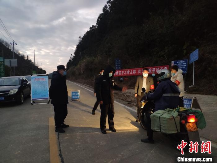 ͼΪ��1��29�գ�����5�棬���ٺ�͹�����Ա�ڴ�ڿ��ڴ�ֵ�ࡣ����С�� ��