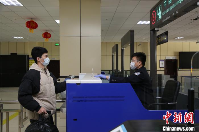 边检民警为入境中国旅客办理通关手续 刘松 摄
