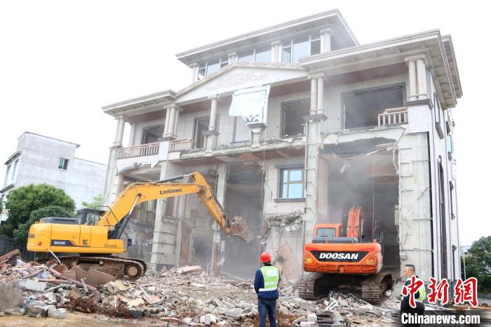 ͼΪ�ھ���ڲ�������żӰ��涾���Υ������������Ф�� ��