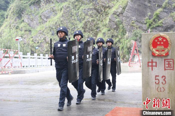 ͼΪ����ľ���뾳�߷����վ���ڹ���Ѳ�ߡ�������ΰ ��