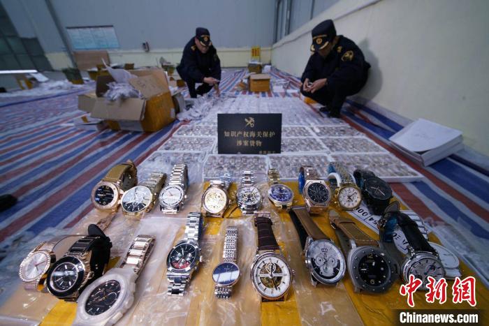 ���ݼ�������2�������Ȩ�ֱ�����װ������Ʒ