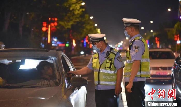 ͼΪ�����ڼ䣬��̨����ҹ��Ƽݡ���̨����֧�ӹ�ͼ