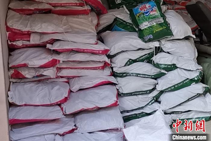 ͼΪ�����ɻ�Ĳ��ּ�ð��Ʒ����ϴ�·ۡ�������ͼ