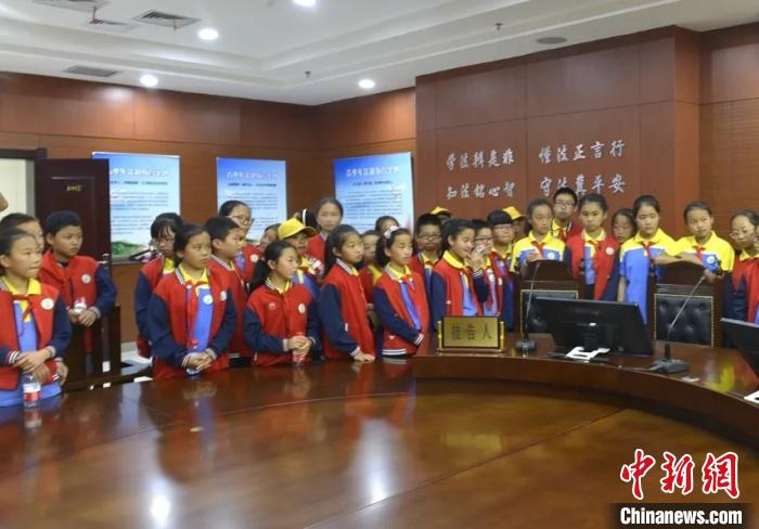 ͼΪѧ���ι۸���ʡ�߼�����Ժδ����������ͥ��(����ͼ)����ʡ�߼�����Ժ��ͼ