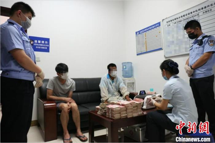 图为案件的清点现场 林浩 摄