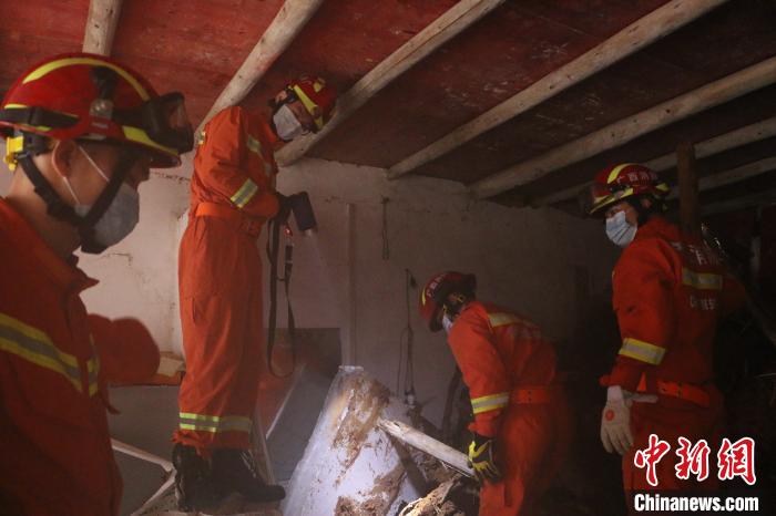 �����ӳ�ɽ�廬���񷿱�ѹ����1������