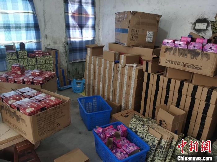 ���������˲��䡰Ц�����ѵ㡣�ຼ���� ��ͼ