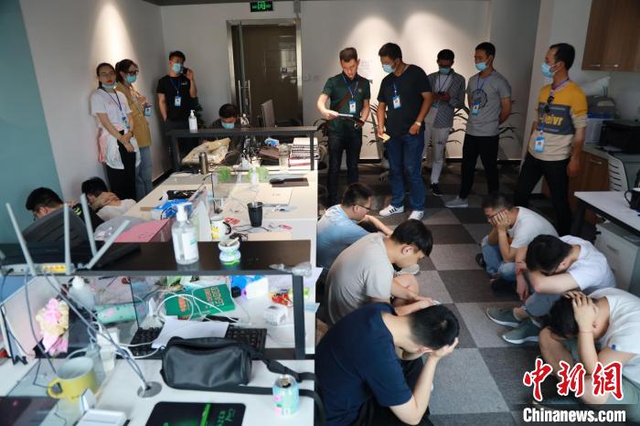 �γǾ�������һ�ش����罻��թƭ���永Ů������ǧ����