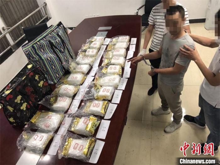 ����������ָ�϶�Ʒ�����ڽ��й����ֹ�ͼ ��