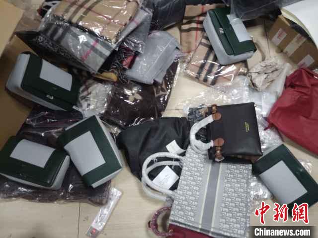 Ů��6������3000��Ԫ��ð�ݳ�ƷЯ��ĸ��������