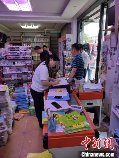 �����γ�ִ����Ա��ĳ����Ʒ�̵�Ƿ����۵����ٶ�����������չִ����� ȫ����ɨ�ƴ�ǡ��칫�ҹ�ͼ ��