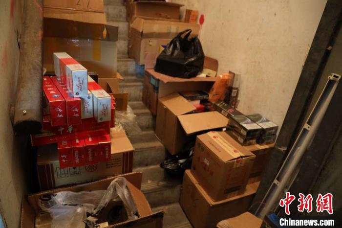 警方查获的假烟假酒。杭州警方 供图