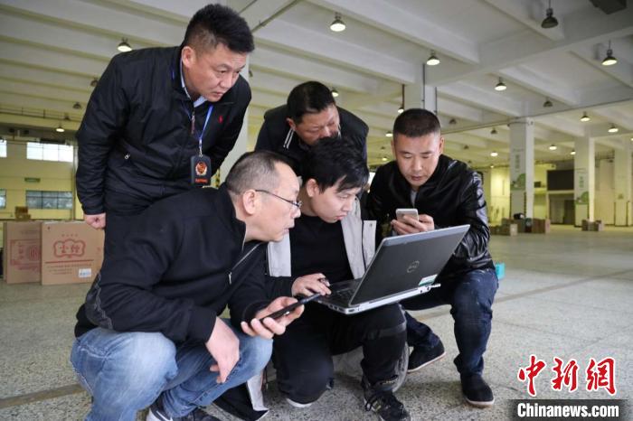 烟草专卖部门工作人员正在参与案件调查工作。杭州市烟草专卖局 供图