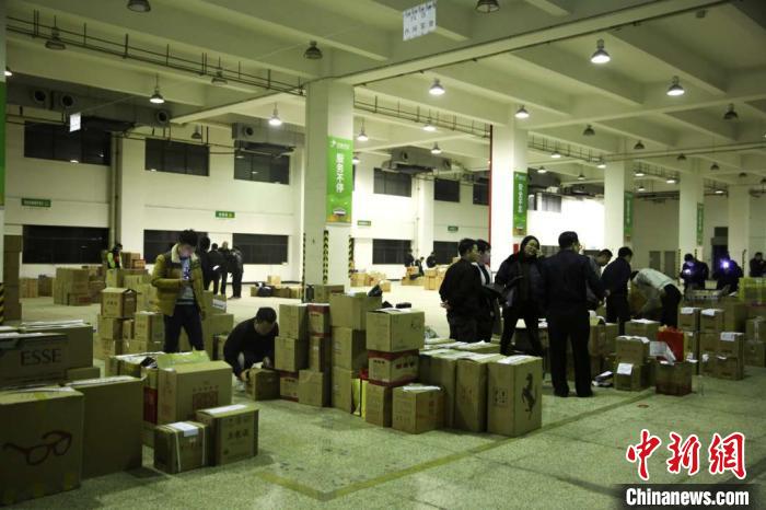 “昆仑”行动现场。杭州市烟草专卖局 供图