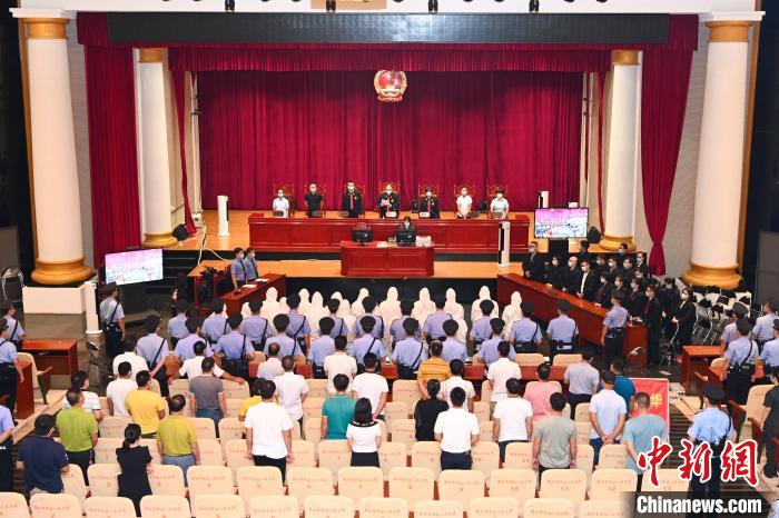 7��29�����磬�������м�����Ժ�Ա����������µ�20����ڷ���һ����������һ�󹫿����С� �������м�����Ժ ��ͼ