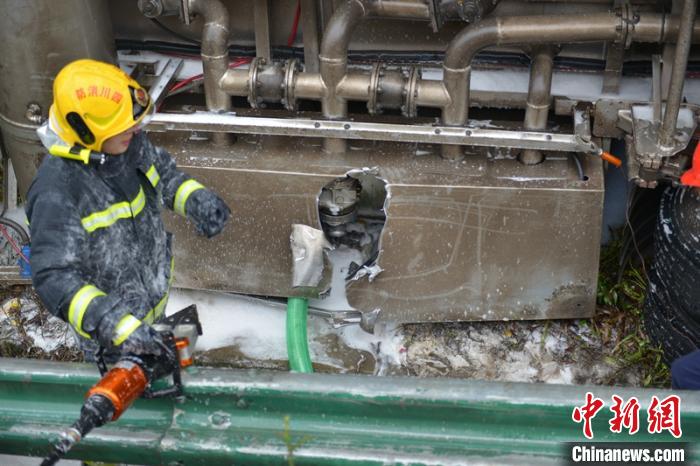 �Ĵ����������͹޳���ײ�෭����й©13Сʱ�ɹ�����