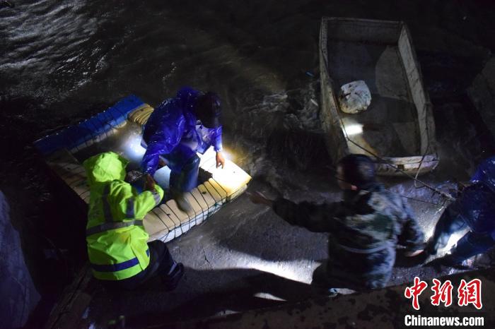 3���������������洬����������Ȱ���³����ڶɴ��ϰ��������Ϲ�����ͼ ��