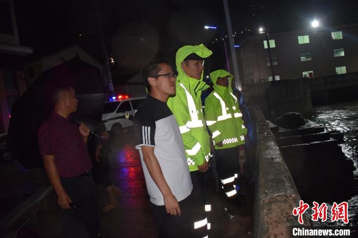 3��������������Ѳ��ʱ���ֶ��������洬��Ը���̨������񣬶����ǽ��м�ʱȰ�����ȴ����ϰ��������Ϲ�����ͼ ��