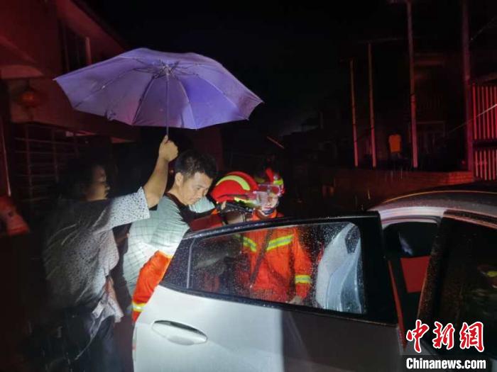 ����������Ԯ��Ա���ó���ת��Ⱥ�ڡ��Ű�������ͼ