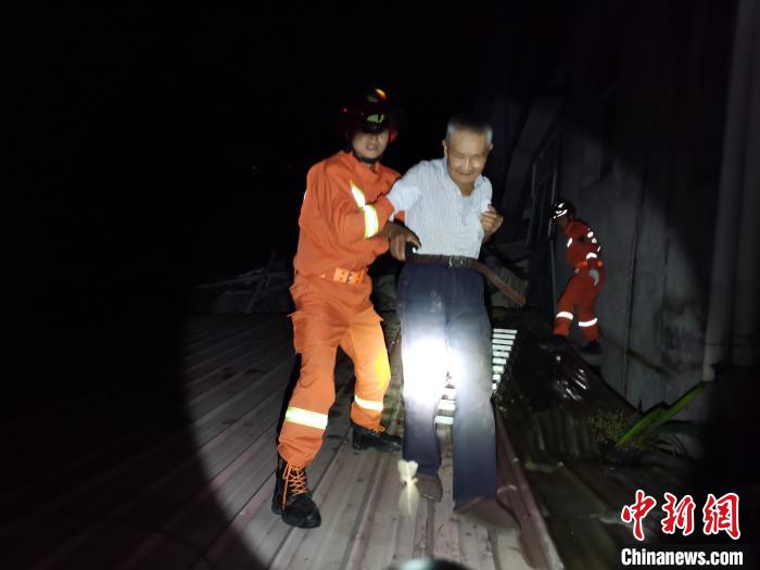 �Ĵ���Դɽ�廬�£�Ŀǰ�Ѿȳ�4������5��ʧ��