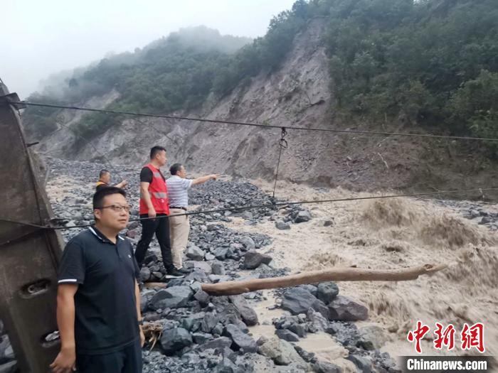 ������Ա���ڲ鿱��ʯ�����顣����ΰ�� ��