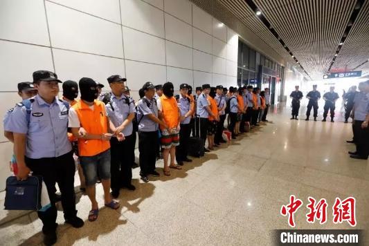 ͼΪ������½����ץ��������թƭ���Ｏ�ų�Ա(����ͼ) ������½�й����ֹ�ͼ ��