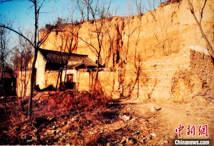 图为老房子,目前院内废弃窑洞已经坍塌。 晋城市公安局供图 摄