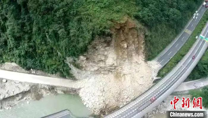 ��ʯ����������˫��ͨ�жϣ�С�����з���ȷ��