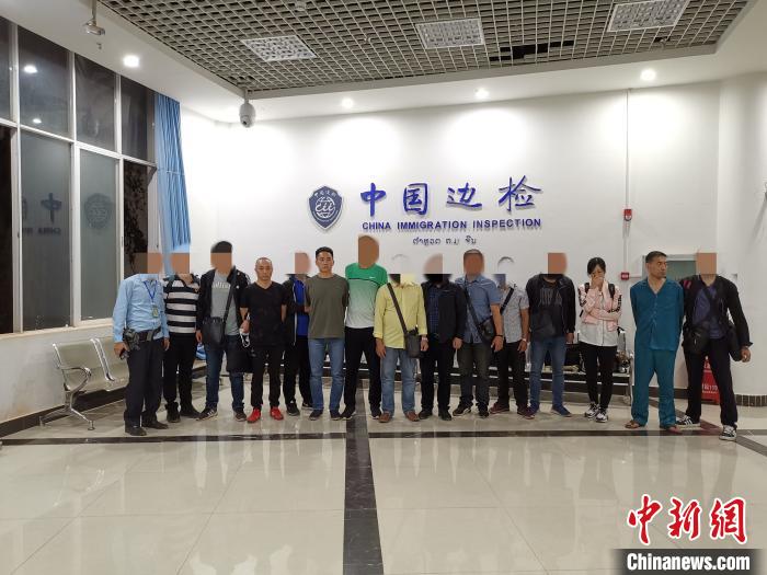 押解公安部督捕在逃犯罪嫌疑人过口岸。雅安市公安局供图