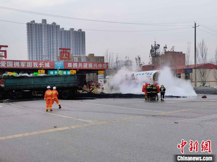 山西:一辆LNG罐车被追尾发生泄漏事发收费广场已封闭