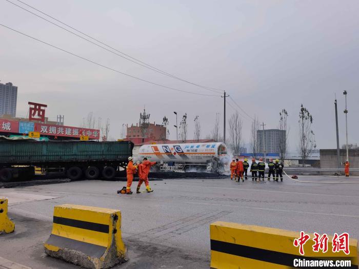 当地消防救援人员正在对泄漏的液化气进行稀释作业。救援人员供图