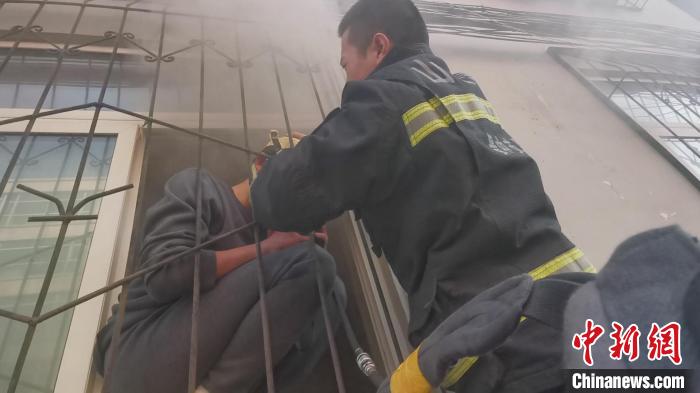 家中起火男子急于逃生防盗网险些变成“夺命网”