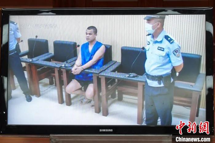 图为被告人杨逊识接受一审宣判。广西高院供图