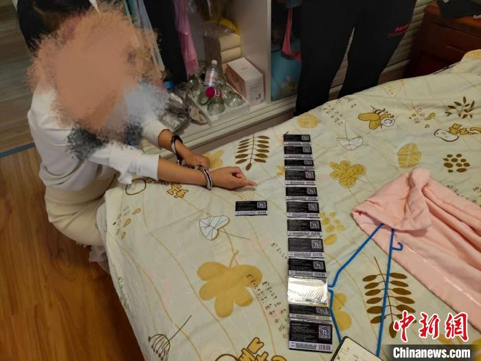 警方抓获犯罪嫌疑人6名,缴获摄像头12个、手机30余部、不雅视频100余部。 长治市公安局供图 摄