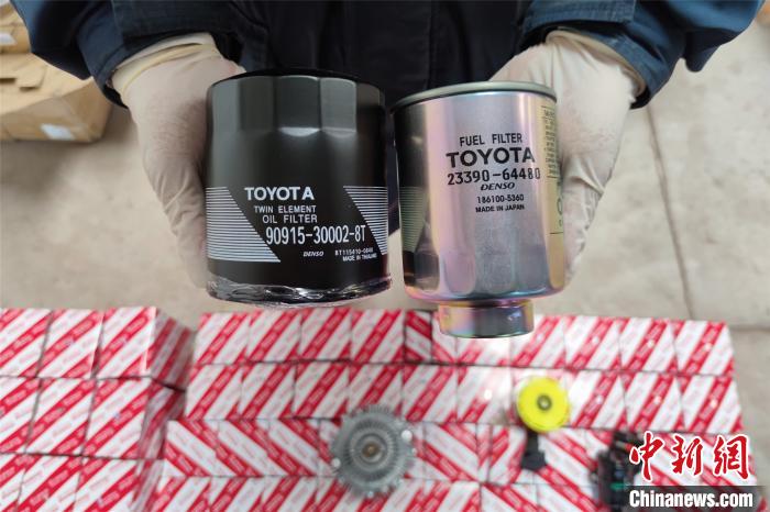 赣州海关在出口货运渠道查获涉嫌侵犯“TOYOTA”“LEXUS”商标权的汽车零配件1430件和涉嫌侵犯“JBL”商标权的音响60个。 赵家敏 摄