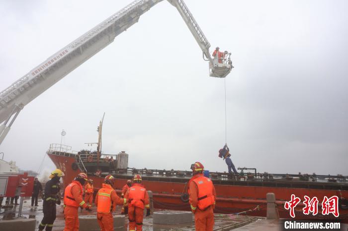 当地消防部门通过消防云梯成功转接1名船员。 周洪洋 摄