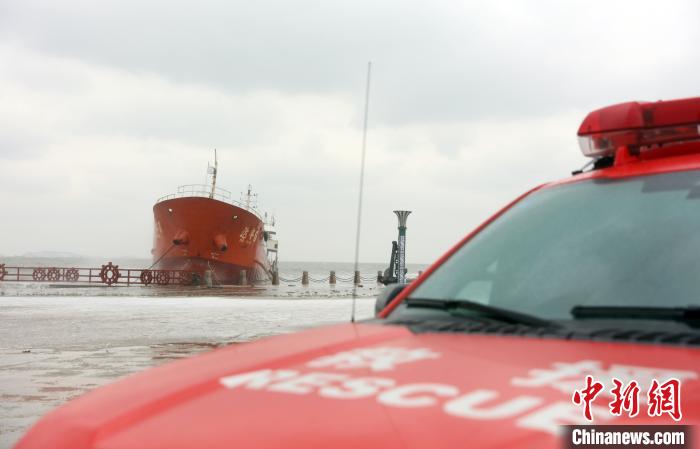 烟台市海上搜救中心正密切关注“达丰6”轮动态,待气象转好后,组织该轮脱浅。 周洪洋 摄