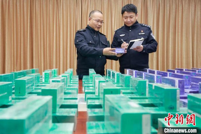 浙江破获一起跨国特大非法经营加热不燃烧卷烟网络案