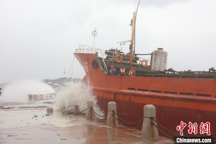 经各方全力救援,目前8名船员全部获救。 周洪洋 摄